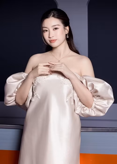 Nhan sắc của Đỗ Mỹ Linh được nhiều người khen đẹp mặn mà hơn thời son rỗi. Ảnh: FBNV.