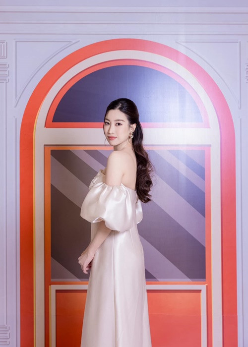 Hoa hậu Việt Nam 2016 tham gia sự kiện giải trí sau ít tháng sinh con gái đầu lòng. Ảnh: FBNV.