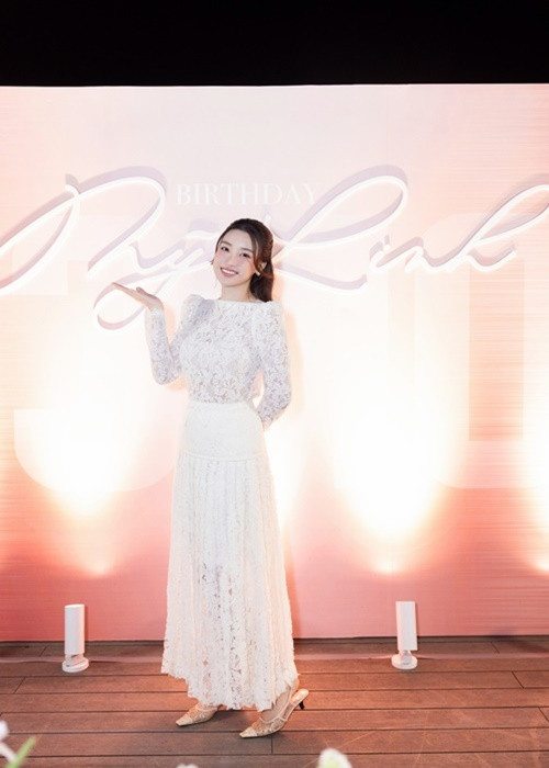 Cách đây không lâu, Đỗ Mỹ Linh đón sinh nhật bên người thân và bạn bè. Nàng hậu cho biết, buổi tiệc tổ chức gấp gáp vì ban đầu cô dự định đón tuổi mới bên chồng và con gái. Ảnh: Tiền Phong.