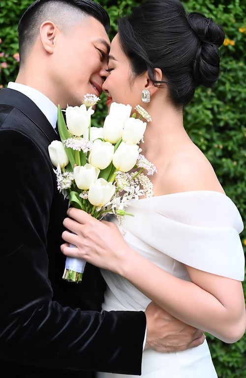 Hồng Phượng là “tay hòm chìa khóa” nhưng vẫn tôn trọng mọi quyết định của Quốc Cơ. Nữ MC khoe vẫn được nhận những tin nhắn ngọt ngào từ chồng dù có hai con chung, 7 năm bên nhau. Ảnh: FBNV.