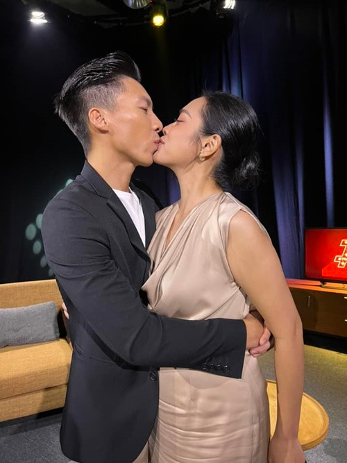 Quốc Nghiệp cũng sẵn sàng lùi về sau một bước, làm hậu phương vững chắc để vợ phát triển sự nghiệp. Đối với anh, Ngọc Mai càng tỏa sáng thì anh càng vui. Ảnh: FBNV.