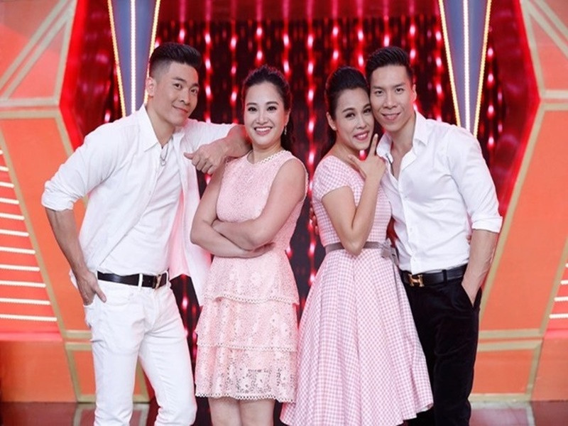 Cặp chị em dâu Hồng Phượng và Ngọc Mai có mối quan hệ khá tốt đẹp. Trên sóng truyền hình đầu năm 2023, với vai trò MC, Hồng Phượng cho biết, gia đình luôn ủng hộ Ngọc Mai theo đuổi con đường con hát. Ảnh: Phụ Nữ Việt Nam.