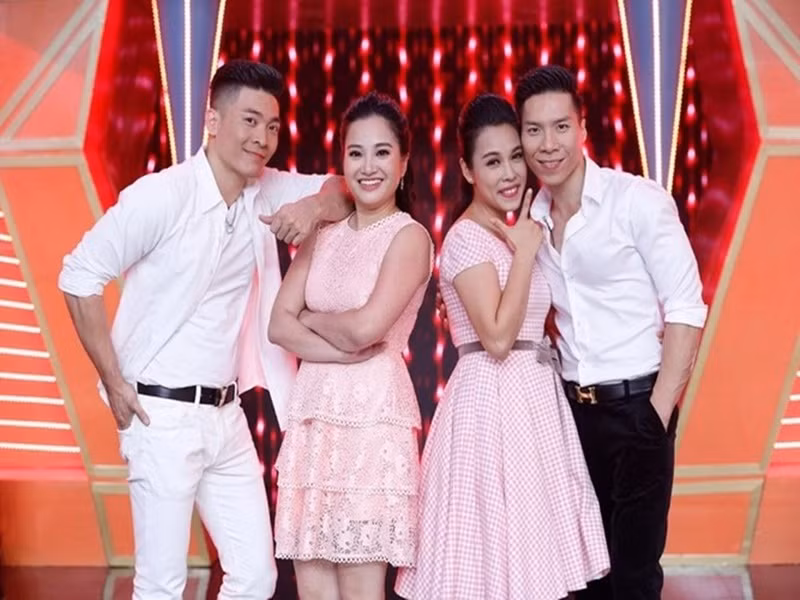 Cặp chị em dâu Hồng Phượng và Ngọc Mai có mối quan hệ khá tốt đẹp. Trên sóng truyền hình đầu năm 2023, với vai trò MC, Hồng Phượng cho biết, gia đình luôn ủng hộ Ngọc Mai theo đuổi con đường con hát. Ảnh: Phụ Nữ Việt Nam.