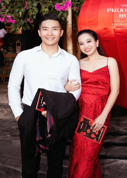 Quốc Cơ - Hồng Phượng gặp nhau lần đầu trong chuyến đi diễn giao lưu văn hóa Việt Nam - Canada. Quốc Cơ ít nói, Hồng Phượng năng động, hoạt ngôn, giỏi giao tiếp. Mặc dù tính cách của cả hai "trái chiều” nhưng tình cảm của cặp đôi tiến triển nhanh chóng. Sau 6 tháng tìm hiểu, Quốc Cơ và Hồng Phượng quyết định kết hôn. Ảnh: FBNV.