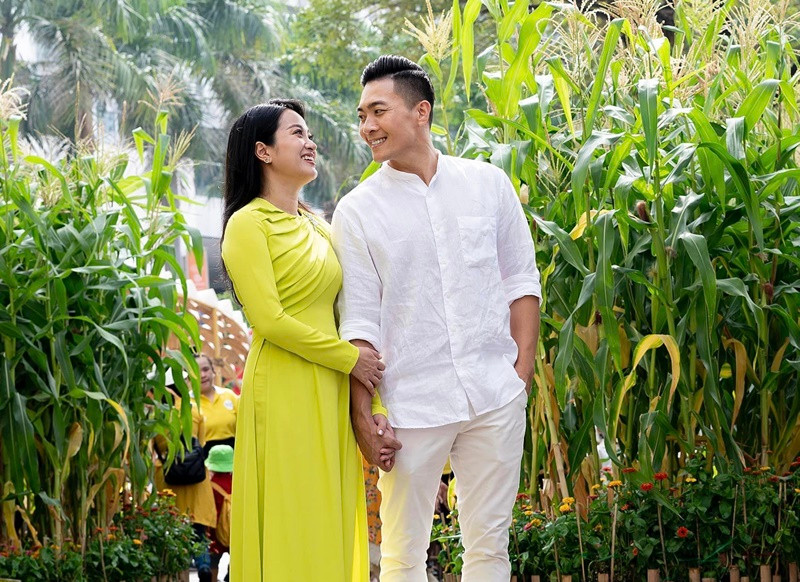 Trả lời Người Lao Động, MC Hồng Phượng - vợ nghệ sĩ Quốc Cơ cho biết, đoạn video clip thực hiện theo kịch bản của đối tác quảng cáo. Nữ MC không biết phía đối tác quảng cáo đã xin phép cơ quan chức năng như thế nào. Ảnh: FBNV.