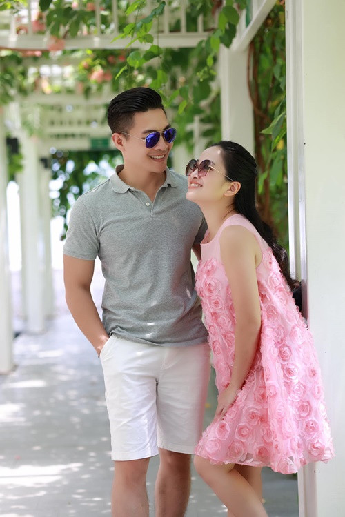 Một năm đầu sau khi kết hôn, vợ chồng Quốc Cơ mâu thuẫn vì ai cũng muốn giữ cái tôi, thậm chí nghĩ đến chuyện ly hôn. Tuy nhiên, con trai đầu lòng giúp cho cả hai học cách chấp nhận khuyết điểm và trân trọng ưu điểm của nhau. Ảnh: FBNV.