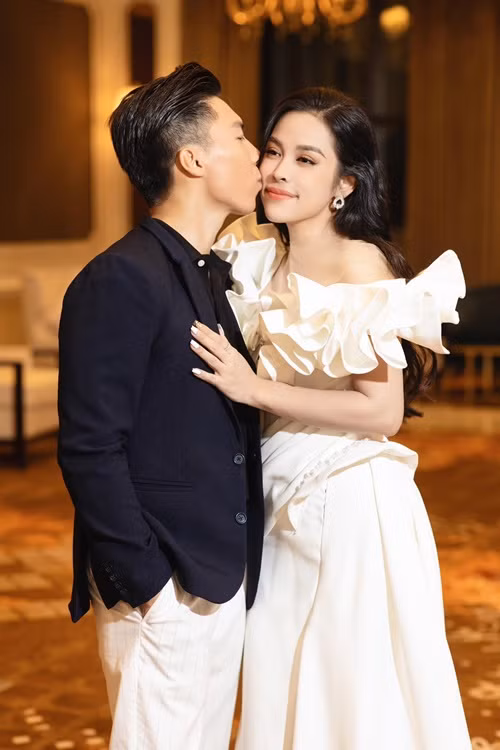 Giống Quốc Cơ, Quốc Nghiệp cũng chiều chuộng vợ hết mực. Kiếm được bao nhiêu tiền, Quốc Nghiệp đều đưa hết cho "O Sen" Ngọc Mai quản lý. Anh còn để ý những điều nhỏ nhặt của Ngọc Mai như vợ hay dùng món đồ gì, ví dụ dây buộc tóc cô hay dùng anh sẽ nhớ để thấy sẽ mua. Ảnh: FBNV.