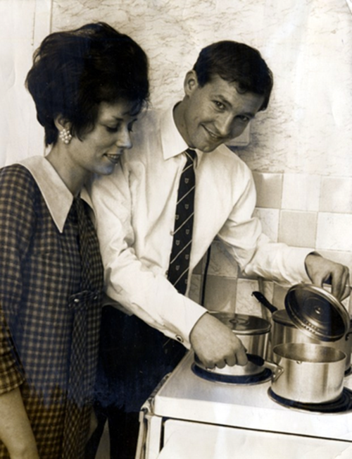  Sir Alex gặp bà Cathy năm 1964, khi ông 23 tuổi còn bà 26 tuổi và kết hôn 2 năm sau đó.