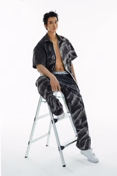 Sau chia sẻ của Đỗ Hiếu, ca sĩ Noo Phước Thịnh đăng tải hình ảnh chú mèo và viết ẩn ý: "Thiếu tiền mua thuốc rồi làm khùng làm điên hả". Trước động thái của nam ca sĩ, Đỗ Hiếu ngầm đáp trả: “Vâng, em ngáo, anh tỉnh thì anh chi trả tác quyền bao năm, không thì ngừng hát giúp em. Em cảm ơn”. Ảnh: FBNV.