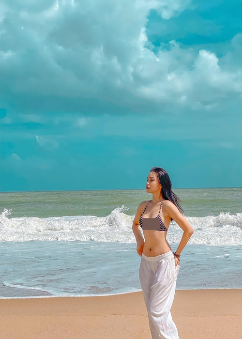 Thu Trang khoe body gợi cảm với bikini. Ảnh: FBNV.