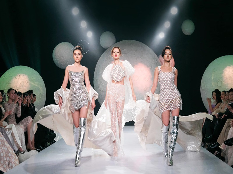 Lê Thu Trang đắt show làm người mẫu. Ảnh: FBNV.