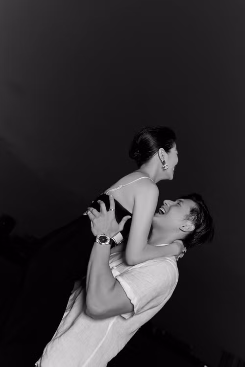 Còn phía Lâm Bảo Châu động viên Lệ Quyên giữ gìn sức khỏe, vì ngoài lịch quay dày đặc của Chị đẹp đạp gió rẽ sóng, cô còn nhiều lịch trình khác nữa. Ảnh: FBNV.