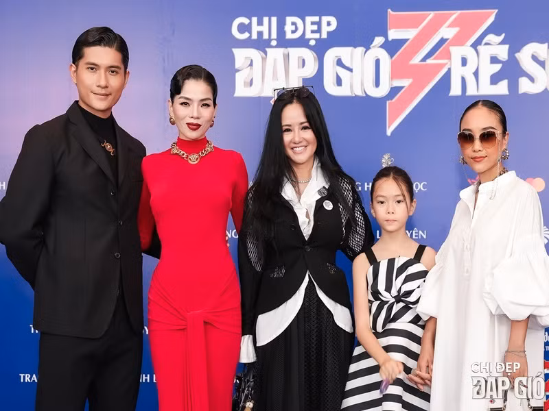 Lâm Bảo Châu làm host còn Lệ Quyên là một trong số 30 nữ nghệ sĩ tham gia chương trình. Ảnh: Chị đẹp đạp gió rẽ sóng.