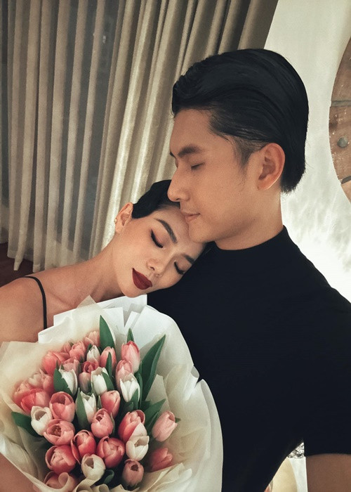 Lệ Quyên - Lâm Bảo Châu diện trang phục tông đen, tình từ bên nhau. Ảnh: FBNV.