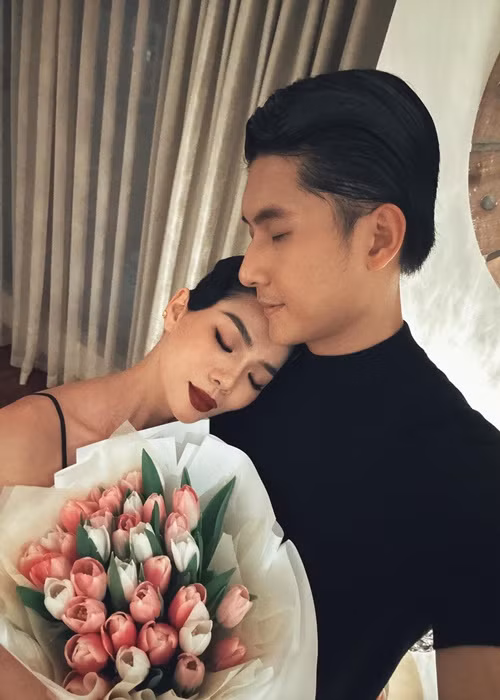 Lệ Quyên - Lâm Bảo Châu diện trang phục tông đen, tình từ bên nhau. Ảnh: FBNV.