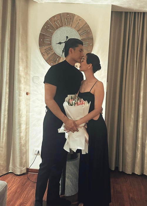 Dịp 20/10, Lệ Quyên nhận hoa tươi từ Lâm Bảo Châu. Cô bày tỏ: "20/10 sớm của tôi. Đã ùa ra Hà Nội sau họp báo, hai đứa ăn vội chuẩn bị đi làm luôn đây. Cảm ơn mình Lâm Bảo Châu". Ảnh: FBNV.