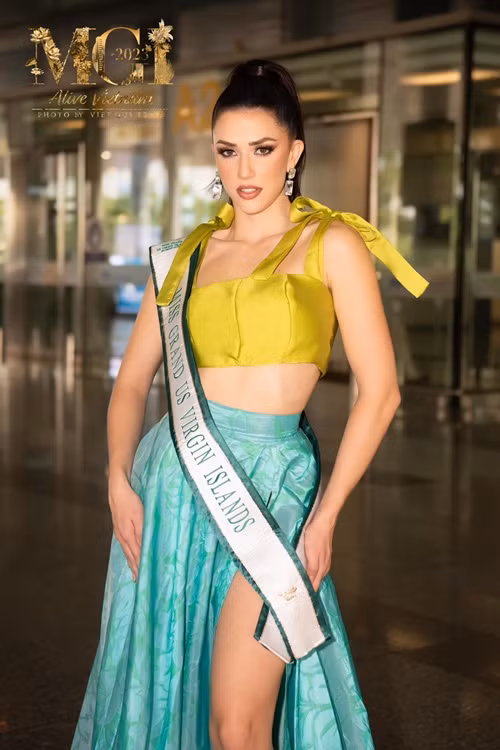 Đại diện US Virgin Islands cũng vừa đáp chuyến bay xuống sân bay quốc tế Nội Bài, Hà Nội. Ảnh: Sen Vàng.