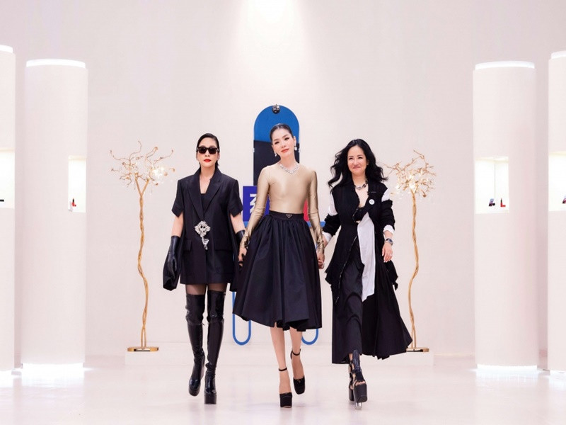 Mỹ Linh (ngoài cùng bên trái) và Hồng Nhung (ngoài cùng bên phải) là hai trong số 30 nữ nghệ sĩ tham gia chương trình Chị đẹp đạp gió rẽ sóng. Ảnh: VOV.