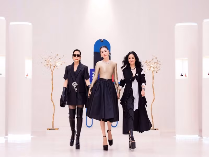 Mỹ Linh (ngoài cùng bên trái) và Hồng Nhung (ngoài cùng bên phải) là hai trong số 30 nữ nghệ sĩ tham gia chương trình Chị đẹp đạp gió rẽ sóng. Ảnh: VOV.