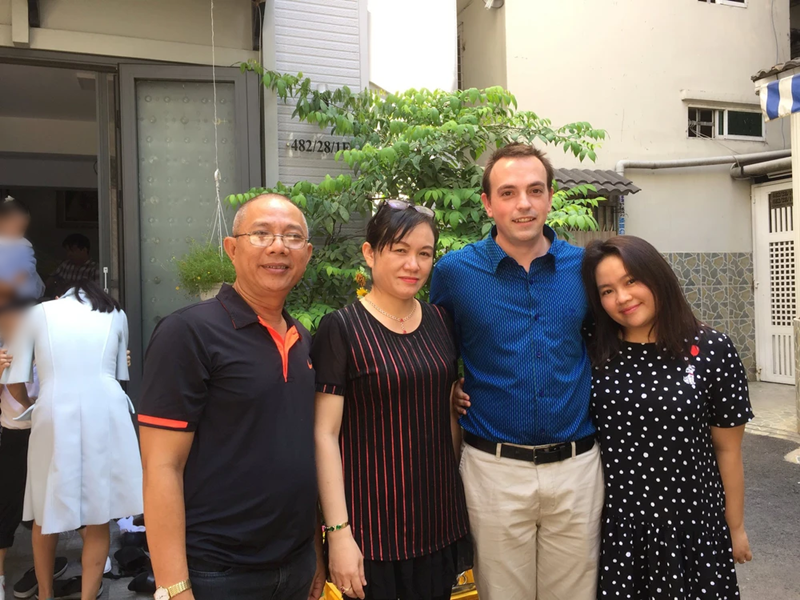 Theo Dân Việt, trong chương trình Đời nghệ sĩ, nghệ sĩ Trung Dân cho biết, bà xã không phải là mối tình đầu. Ông kết hôn không xuất phát từ tình yêu mà do gia đình hai bên tác hợp. Ảnh: Nhịp Sống Việt.