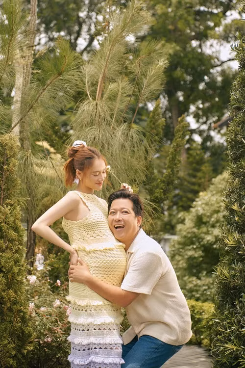 Nữ diễn viên phim Tuổi thanh xuân chia sẻ về việc con trai ra đời: “Hành trình này không mấy gian nan vì Bi có gia đình, có chồng và mọi người yêu thương từ lúc mang thai đến tận lúc sinh em ra đời. Em đến với thế giới vào ngày 5/10/2023. Cảm ơn con đã đến với thế giới của ba mẹ và chị Destiny. Cảm ơn bệnh viện đã giúp đỡ Bi rất nhiệt tình từ cuộc gọi lúc 5h sáng và mọi thứ đã diễn ra rất suôn sẻ, thành công. Khoảnh khắc này sẽ được Bi lưu giữ đến suốt cuộc đời này”.