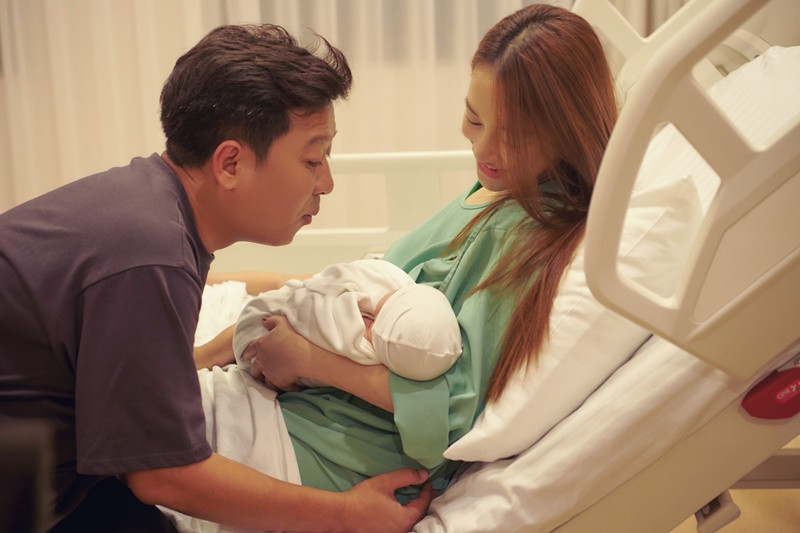 Trường Giang luôn túc trực khi Nhã Phương lâm bồn.