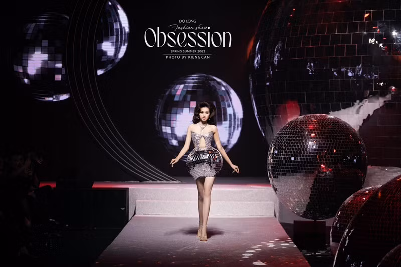 Sau khi hết nhiệm kỳ, Đỗ Thị Hà vẫn đắt show làm người mẫu, dự sự kiện. Ảnh: FBNV.