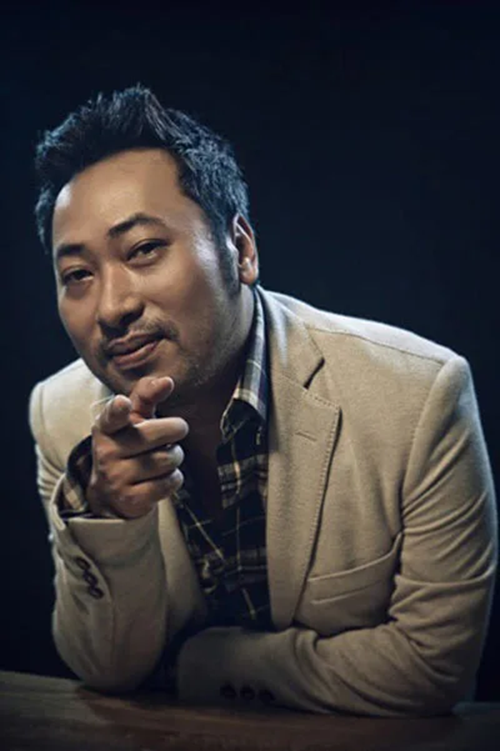 Trong cuộc phỏng vấn với An Ninh Thủ Đô, Quang Dũng chia sẻ: “Không chỉ tôi, hầu như nhà làm phim nào cũng mơ có tác phẩm đạt doanh thu 400 - 500 tỷ đồng. Trước đây, tôi từng có 3 phim đạt doanh thu kỷ lục, phim có doanh thu trăm tỷ. Sau này tôi nhận ra quan trọng nhất là làm phim mình thích, đồng thời có lãi để mang lại niềm tin cho nhà đầu tư. Phim thắng lớn thì quá vui, nhưng điện ảnh cũng cần những dự án không lãi nhiều, thậm chí lỗ, song sẽ là tiền đề cho tương lai”. Ảnh: Người Lao Động.