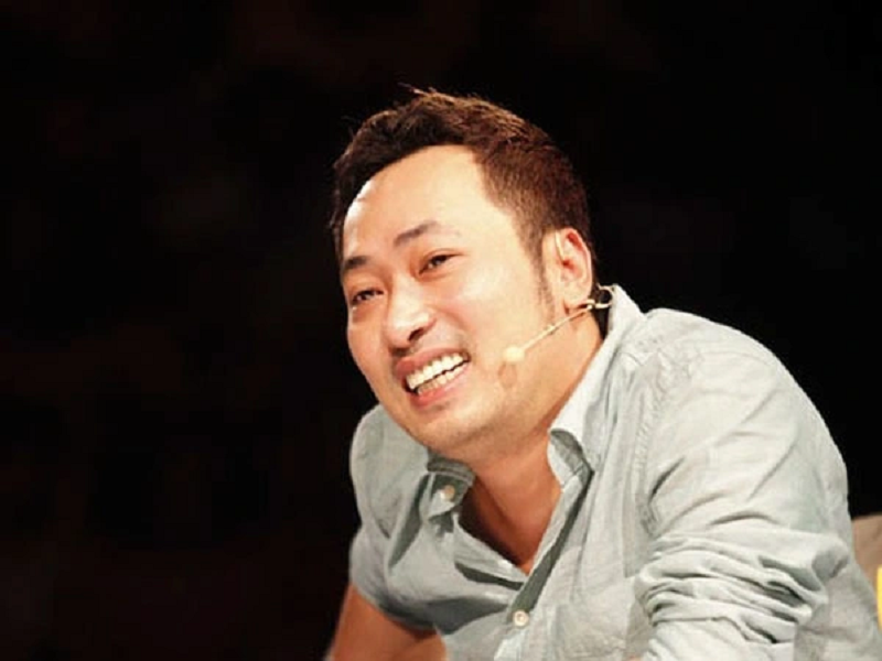 Đạo diễn Quang Dũng trở thành sinh viên của khóa đạo diễn ở trường Sân khấu Điện ảnh vào năm 18 tuổi. “Thiệt tình tôi chọn nghề đạo diễn xác định thi cho vui vì thấy nghề đó được đi đây đi đó, gặp nhiều người đẹp nữa, chứ lúc đó tôi không mê phim. Tôi nghĩ mình sẽ trở thành đạo diễn MV ca nhạc hoặc quảng cáo vì công việc đó có vẻ sống ổn hơn làm phim truyện vào thời điểm bấy giờ”, anh chia sẻ trên Quân Đội Nhân Dân. Ảnh: Dân Trí.