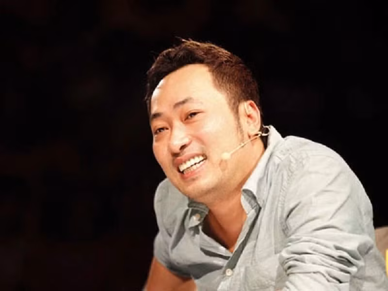 Đạo diễn Quang Dũng trở thành sinh viên của khóa đạo diễn ở trường Sân khấu Điện ảnh vào năm 18 tuổi. “Thiệt tình tôi chọn nghề đạo diễn xác định thi cho vui vì thấy nghề đó được đi đây đi đó, gặp nhiều người đẹp nữa, chứ lúc đó tôi không mê phim. Tôi nghĩ mình sẽ trở thành đạo diễn MV ca nhạc hoặc quảng cáo vì công việc đó có vẻ sống ổn hơn làm phim truyện vào thời điểm bấy giờ”, anh chia sẻ trên Quân Đội Nhân Dân. Ảnh: Dân Trí.