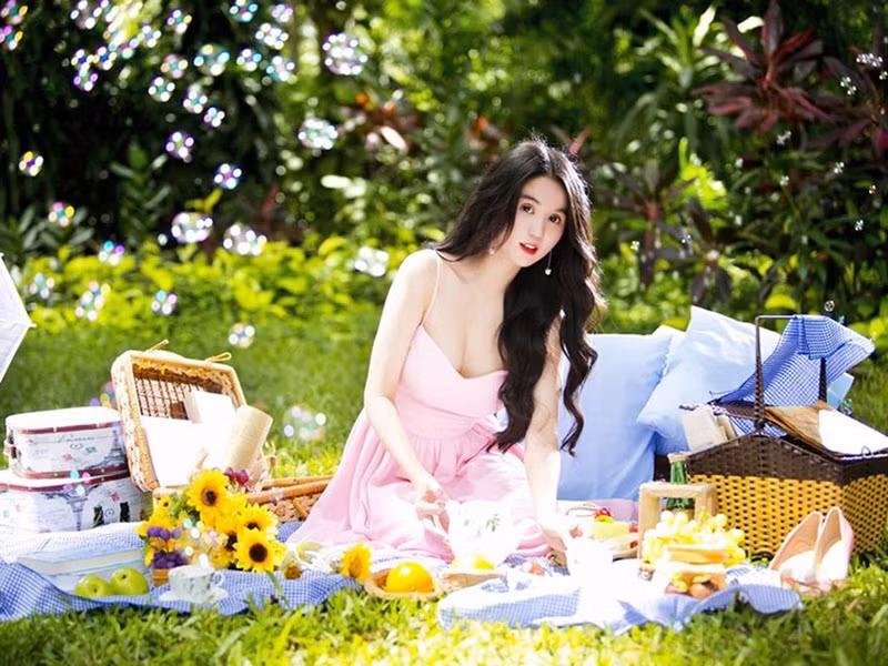 Nhan sắc đã mang lại cho Ngọc Trinh nhiều thứ trong đó có khoản thu nhập chục nghìn USD chụp hình quảng cáo, làm gương mặt đại diện, đi sự kiện. Ảnh: FBNV.