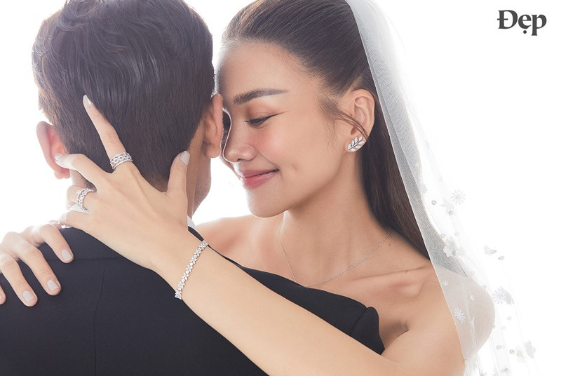 Ảnh cưới trên tạp chí Đẹp của vợ chồng Thanh Hằng được chia sẻ ít ngày trước. Đám cưới của cặp đôi sẽ diễn ra vào tối ngày 22/10. Ảnh: Đẹp.