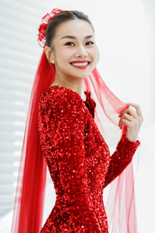 Thanh Hằng trở thành cô dâu hot nhất tháng 10 của showbiz Việt.