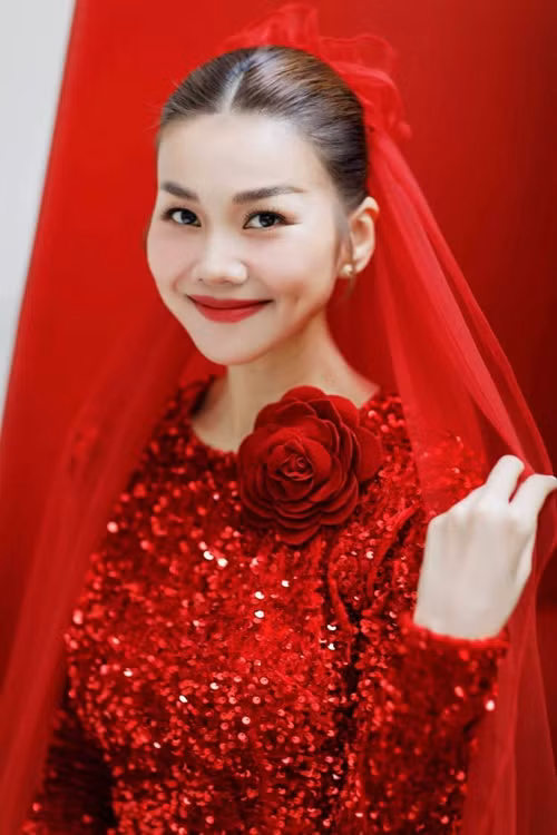 Thanh Hằng đẹp không tỳ vết khi khoác lên mình áo dài cưới.