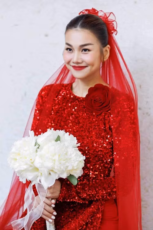 Nữ người mẫu chưa công khai ảnh cận mặt người bạn đời.