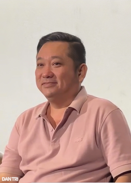 Mới đây, chia sẻ với Dân Trí, Phùng Ngọc cho biết nhiều năm qua, cuộc sống của anh gặp nhiều khó khăn, nhất là vào lúc COVID-19. Lúc đó, anh lên Bình Phước nhận trông coi vườn cao su. Sau đó, Phùng Ngọc làm bảo vệ. Với số lương ít ỏi, anh phải bán xe máy để trang trải cuộc sống. Biết hoàn cảnh của Phùng Ngọc, Hùng Thuận ngỏ ý rủ về làm việc chung. Tuy nhiên, nam diễn viên muốn về quê nhà để phẫu thuật áp xe ở chân sau đó trở lại TPHCM. Ảnh: Dân Trí.