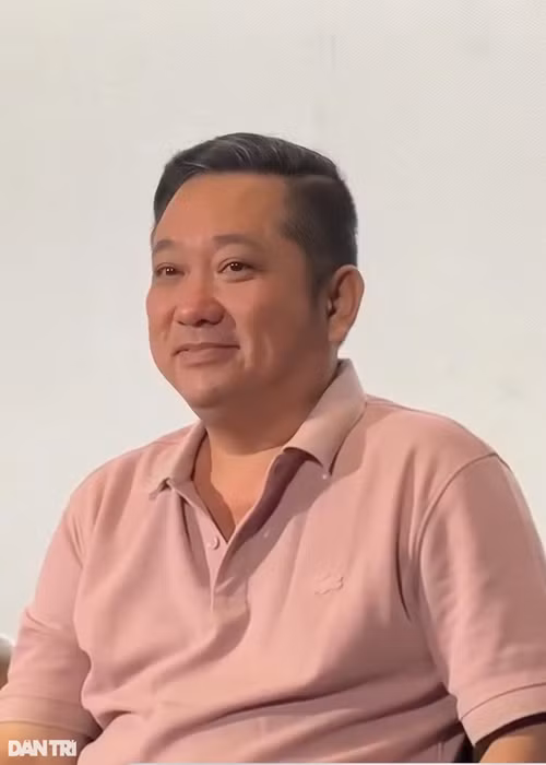 Mới đây, chia sẻ với Dân Trí, Phùng Ngọc cho biết nhiều năm qua, cuộc sống của anh gặp nhiều khó khăn, nhất là vào lúc COVID-19. Lúc đó, anh lên Bình Phước nhận trông coi vườn cao su. Sau đó, Phùng Ngọc làm bảo vệ. Với số lương ít ỏi, anh phải bán xe máy để trang trải cuộc sống. Biết hoàn cảnh của Phùng Ngọc, Hùng Thuận ngỏ ý rủ về làm việc chung. Tuy nhiên, nam diễn viên muốn về quê nhà để phẫu thuật áp xe ở chân sau đó trở lại TPHCM. Ảnh: Dân Trí.