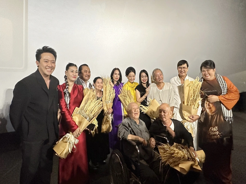 Nhiều diễn viên của phim truyền hình Đất phương Nam như "bác Ba Phi" Mạc Can, "bé An" Hùng Thuận, "thằng Cò" Phùng Ngọc, "Tư Mắm" Cát Phượng, "Út Trong" Thúy Loan, "Tư Ù" Mai Thanh Dung vừa hội ngộ trong buổi công chiếu phim điện ảnh Đất rừng phương Nam. Ảnh: Dân Trí.