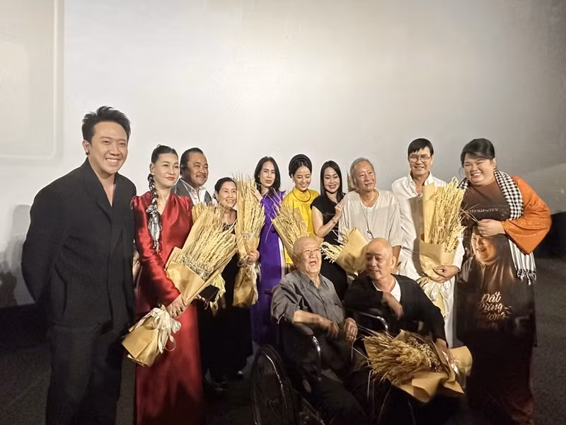 Nhiều diễn viên của phim truyền hình Đất phương Nam như "bác Ba Phi" Mạc Can, "bé An" Hùng Thuận, "thằng Cò" Phùng Ngọc, "Tư Mắm" Cát Phượng, "Út Trong" Thúy Loan, "Tư Ù" Mai Thanh Dung vừa hội ngộ trong buổi công chiếu phim điện ảnh Đất rừng phương Nam. Ảnh: Dân Trí.