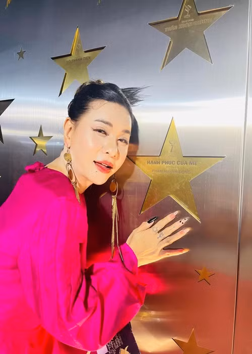 Cát Phượng kết hôn với Thái Hòa nhưng sớm chia tay dù có một cậu con trai chung. Sau đó, cô gắn bó với Kiều Minh Tuấn. Cuộc tình “chị em” chênh nhau 18 tuổi kết thúc sau 12 năm. Hiện tại, Cát Phượng yêu xa một Việt kiều. Ảnh: FBNV.