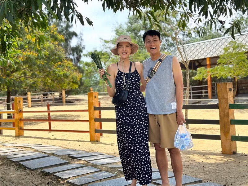 Chia sẻ trên Zing, Kỳ Hân cho biết, nhờ hiểu về điểm yếu, điểm mạnh của nhau nên vợ chồng cô không mấy khi xảy ra xích mích lớn. Mỗi lần vợ giận dỗi, Mạc Hồng Quân là người chủ động làm lành. Ảnh: FBNV.