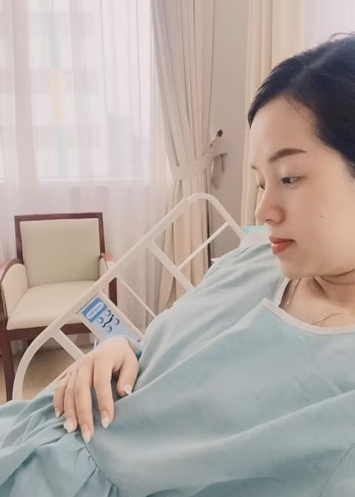 Thời điểm mang bầu con trai Khoai Tây, Ly Kute gặp sóng gió khi vướng ồn ào với bạn trai cũ - cầu thủ Mạc Hồng Quân. Trong 7 năm qua, Ly Kute chọn cách im lặng khi người khác hỏi dồn về người cũ. Ảnh: Dân Việt.
