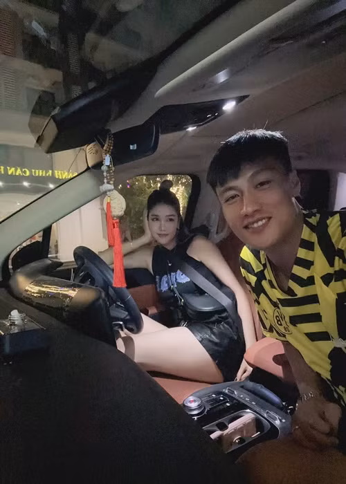 Trong cuộc phỏng vấn với Arttimes hồi tháng 9, Kỳ Hân cho biết, cô phải chịu cảnh quanh năm xa chồng, lo toan mọi thứ. Tuy nhiên, thương chồng nên cô chấp nhận hy sinh. Ảnh: FBNV.