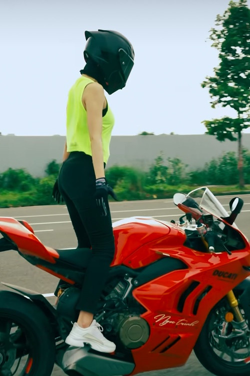 Cau view bat chap, nhieu sao Viet ao tuong suc manh... tra gia dat