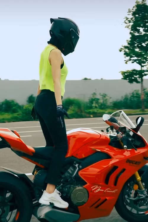 Cau view bat chap, nhieu sao Viet ao tuong suc manh... tra gia dat