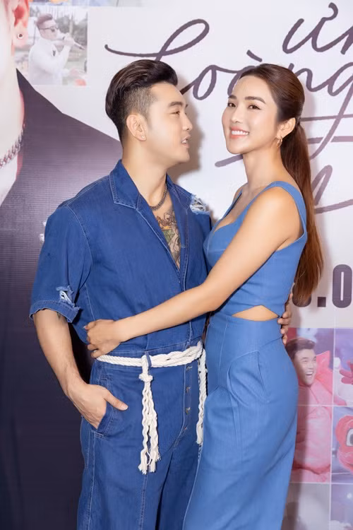 Ưng Hoàng Phúc quen người mẫu Kim Cương năm 2013. Thời điểm 2014 – 2015 là giai đoạn rất khó khăn với Ưng Hoàng Phúc khi anh dồn tất cả tiền bạc để chữa bệnh thoát vị đĩa đệm. Lúc đó, Kim Cương luôn ở bên động viên, đồng hành cùng Ưng Hoàng Phúc vượt qua bệnh tật. Ảnh: FBNV.