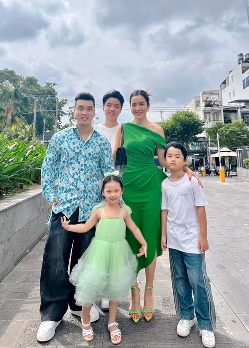 Ưng Hoàng Phúc chiều chuộng con riêng của Kim Cương. Nam ca sĩ chia sẻ, anh nhận thấy bản thân mình phải có thêm trách nhiệm, thay thế ba ruột bù đắp cho con riêng của vợ nhiều hơn. Ảnh: FBNV.