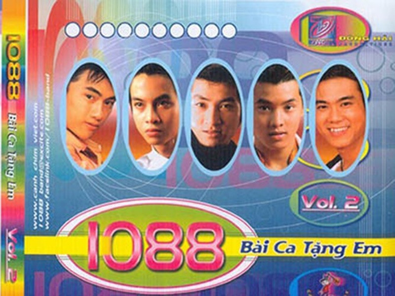 Ưng Hoàng Phúc xuất thân từ nhóm nhạc 1088. Trong 2 năm hoạt động, nhóm được nhiều khán giả yêu mến qua các ca khúc như: Gửi tình theo gió, Năm anh em trên một chiếc xe tăng. Khi 1088 tan rã, anh được mời đầu quân về công ty của ông bầu Quang Huy. Từ đây, sự nghiệp của Ưng Hoàng Phúc ngày càng thăng hoa. Ảnh: Khám Phá.