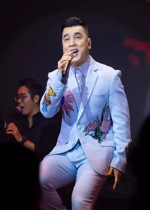 Trong chương trình Chinh phục thần tượng vừa lên sóng, Ưng Hoàng Phúc tiết lộ thu nhập thời kỳ nổi tiếng. Nam ca sĩ cho biết, năm 2004-2005, mức cát-sê cao nhất mà anh nhận được rơi vào khoảng 200 triệu đồng/show. Ảnh: FBNV.