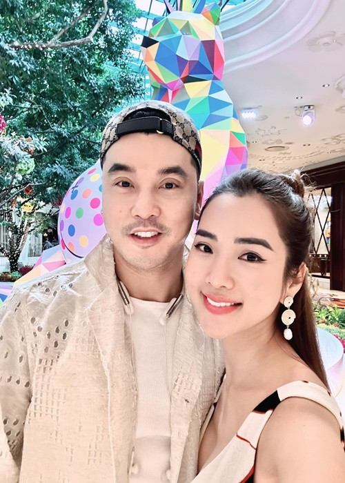 Khi Ưng Hoàng Phúc đi hát trở lại, Kim Cương hỗ trợ chồng về trang phục, nhận show, làm nhạc, phim cho chồng. Ảnh: FBNV.